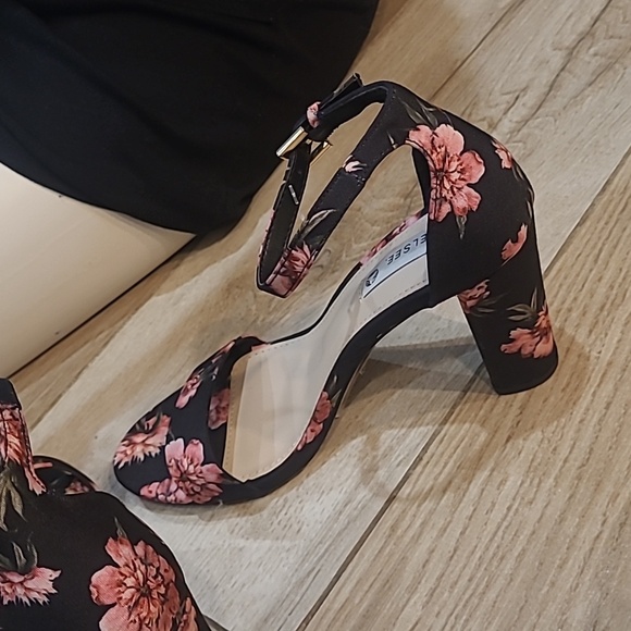 Shoes - Picture 7 of 7